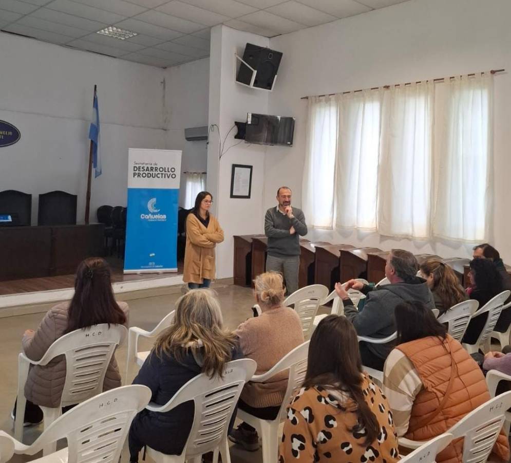 Carnevale y Marcelo Di Giácomo, funcionario municipal, en plena exposición.