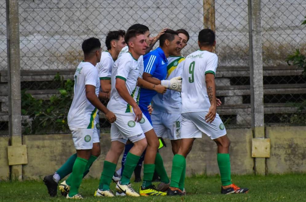 Uribe está afilado. El arquero Iván Brun debutó y marcó de tiro libre. (FOTO: J.F Fotografías)