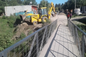 Las máquinas arrancaron con la limpieza y preparación del terreno en la calle Combate de los Pozos y el arroyo Cañuelas.