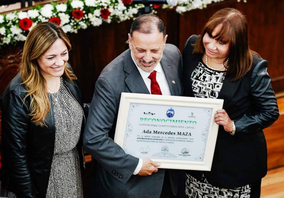 El gobernador Quintela y un reconocimiento a Maza.