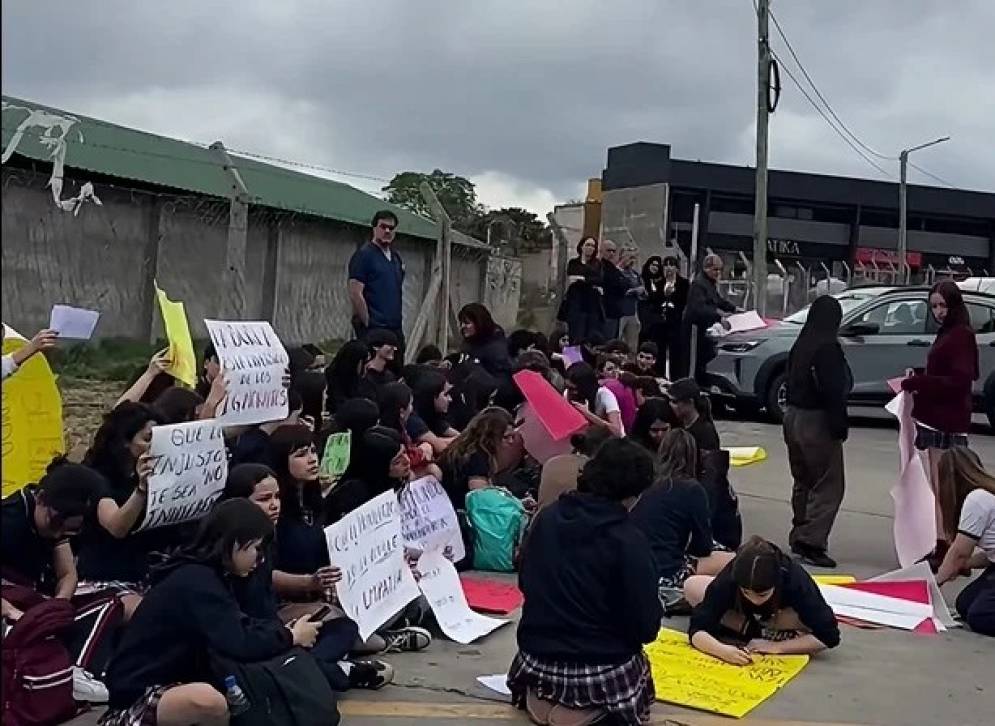 Los alumnos realizaron una sentada pac&iacute;fica en el colegio para solidarizarse y respladar a la v&iacute;ctima. 