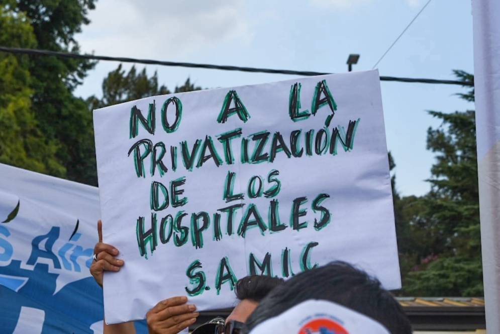 El reclamo en la puerta del Hospital Cuenca Alta.