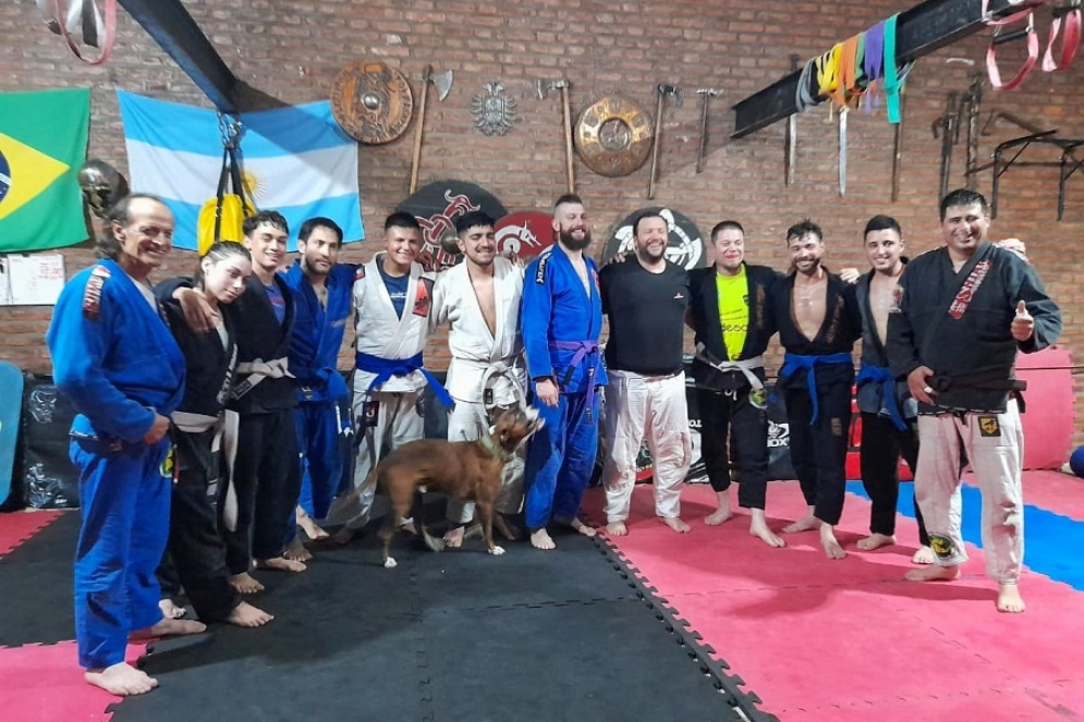 Completo, el grupo que entrena en el dojo de Av. Libertad 1700.