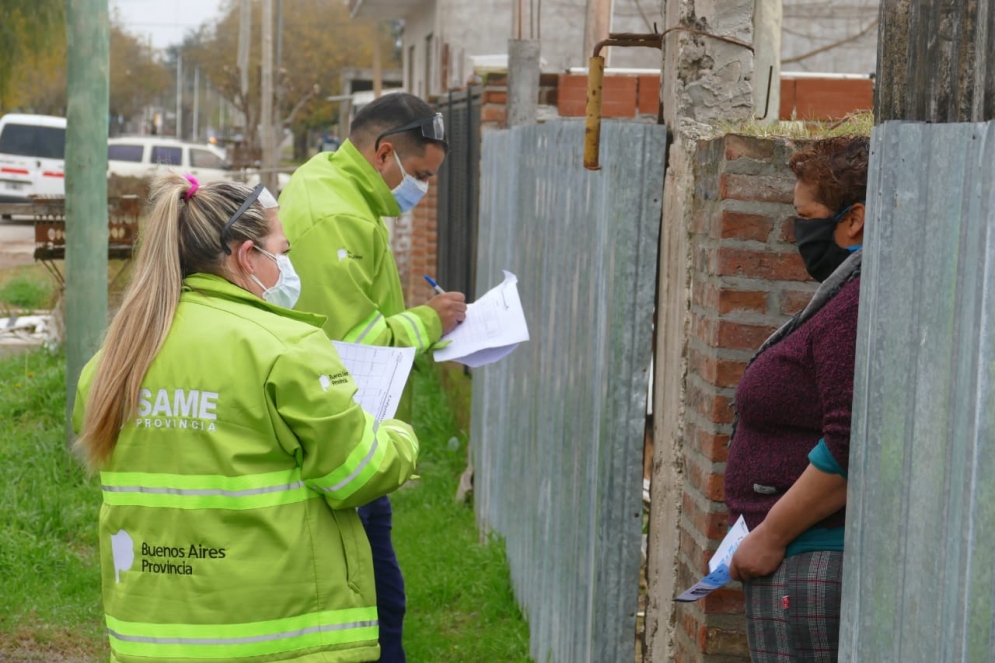 Promotores de salud de provincia realizando el relevamiento puerta a puerta.