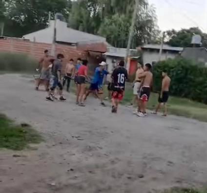 Pelea a cuchillazos, palazos y disparos en La Unión