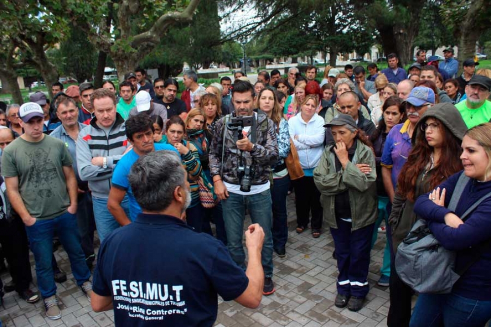 Suárez hablando ante los trabajadores municipales en la Plaza San Martín. 