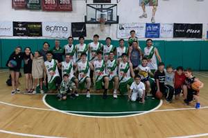 Los hinchas y el equipo posando para la foto del triunfo. / FOTO: Juventud Unida.