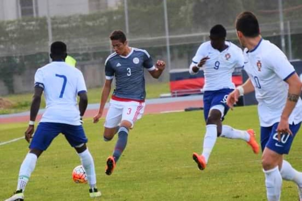 Panigua con la &quot;3&quot; de Paraguay enfrentando a Brasil.