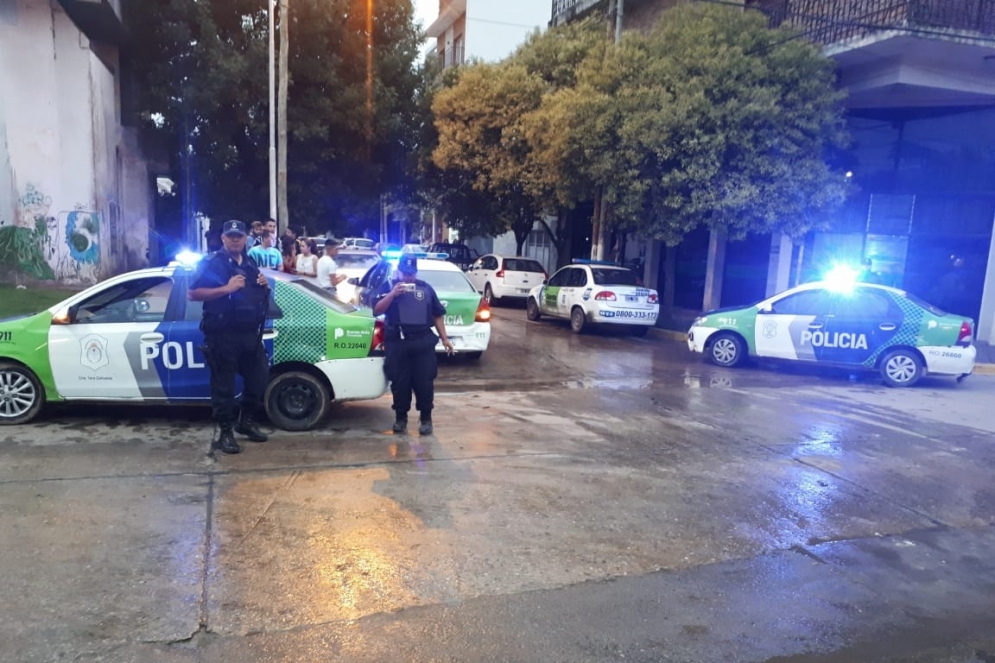 La policía fue agredida con botellazos. 