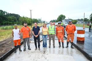 Katopodis, Fassi y los obreros que están reconstruyendo la Ruta 205. 