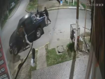 Ladrones se llevaron una camioneta a tiro