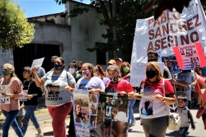 Familiares de Alex marcharon con pancartas, pidiendo que Sánchez siga detenido en la cárcel.