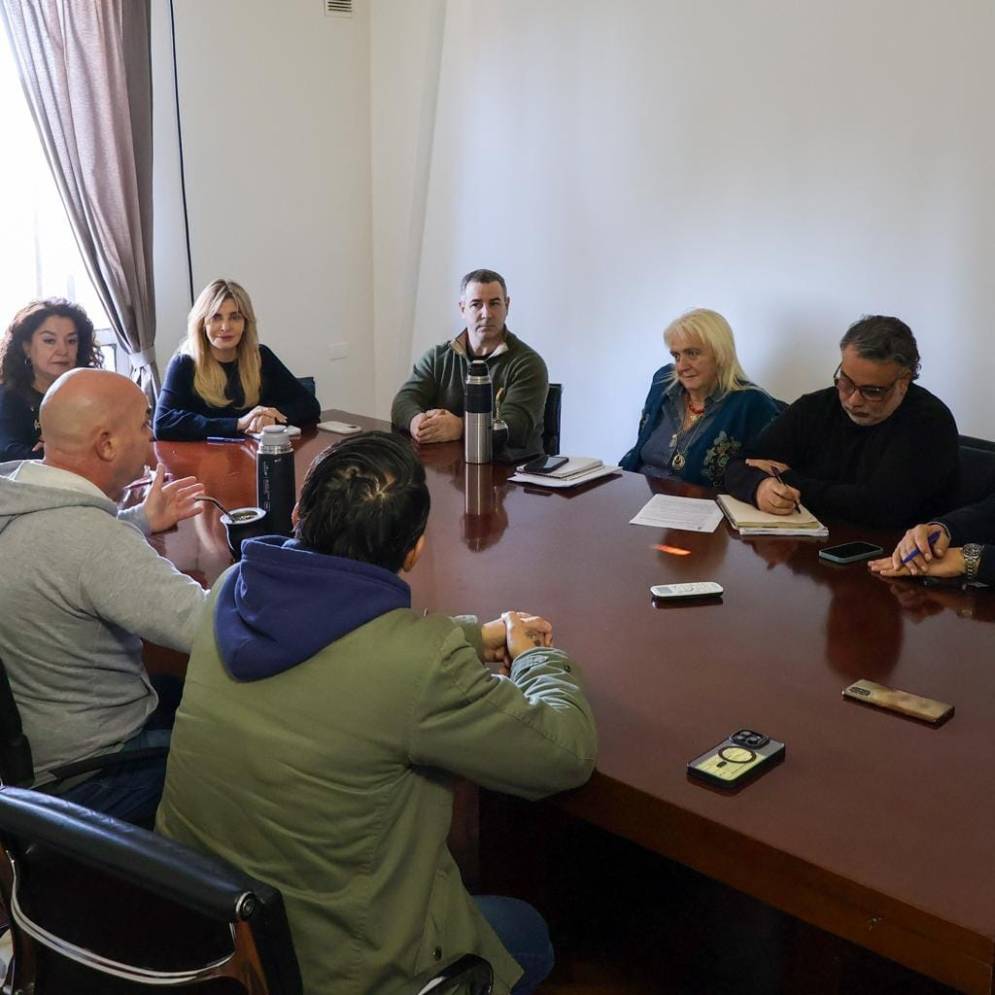 Los funcionarios escuchan el planteo de los referentes vecinales.
