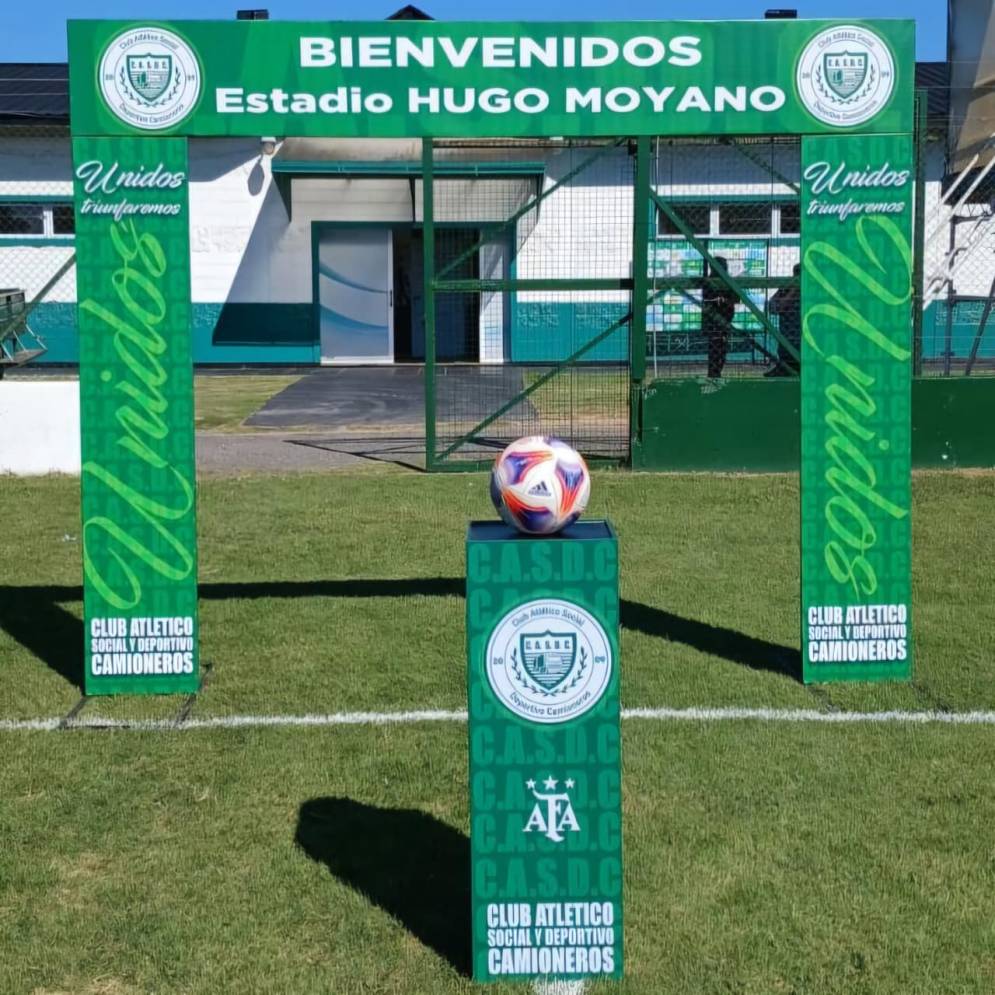 El coqueto estadio se encuentra al costado de Camino de Cintura.