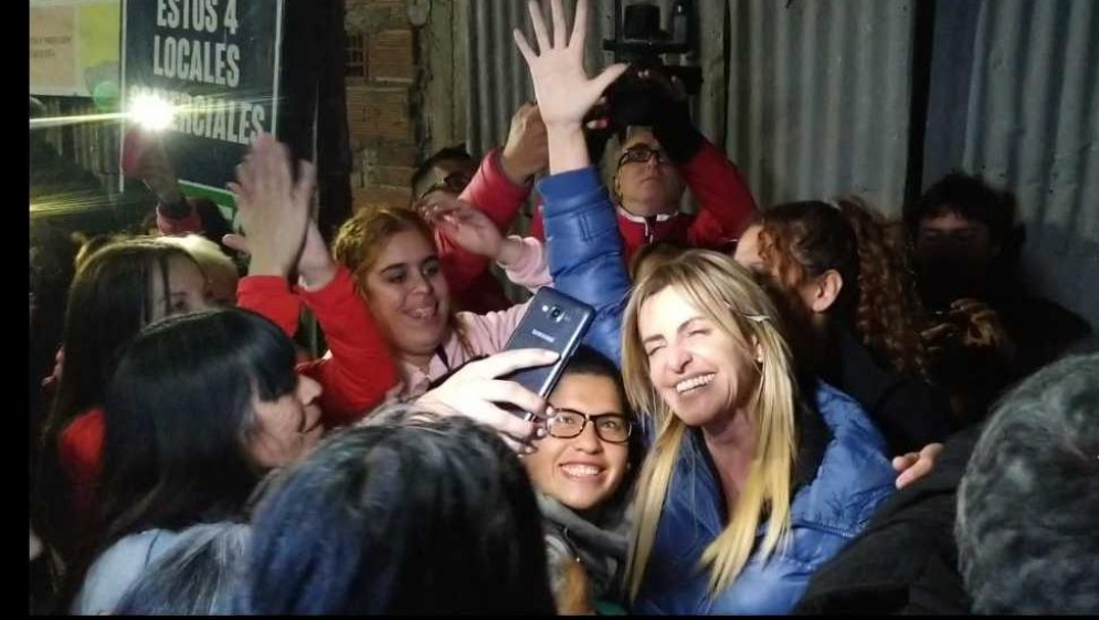 Fassi festejando en la puerta del bunker. 