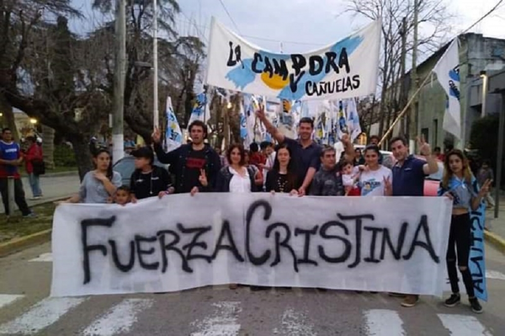 Aristegui junto a militantes de La Cámpora. 