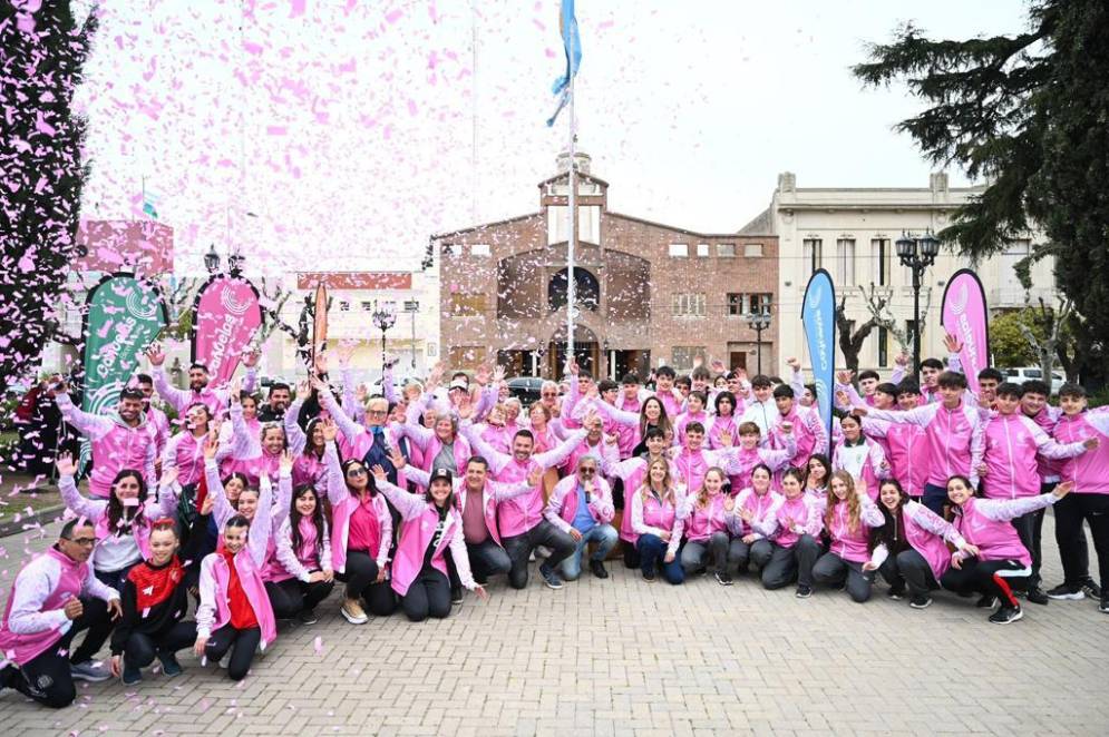 Los competidores recibieron la indumentaria oficial en un acto realizado en la Plaza San Martín.