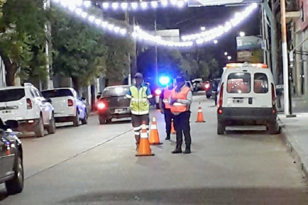 La policía realizando el operativo sobre la Avenida Libertad. 