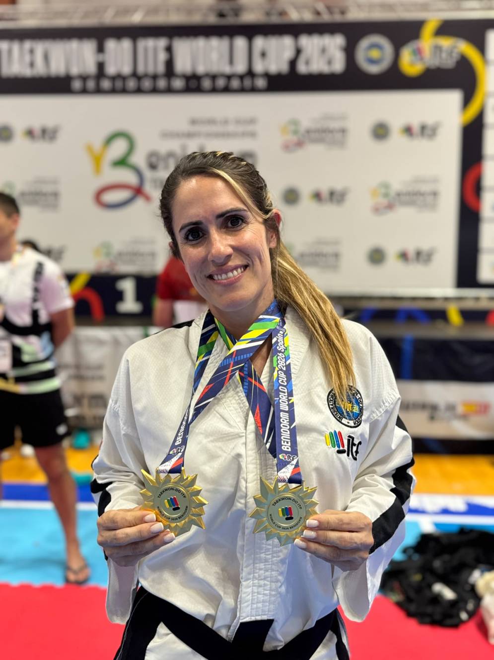 Luce orgullosa con las medallas.