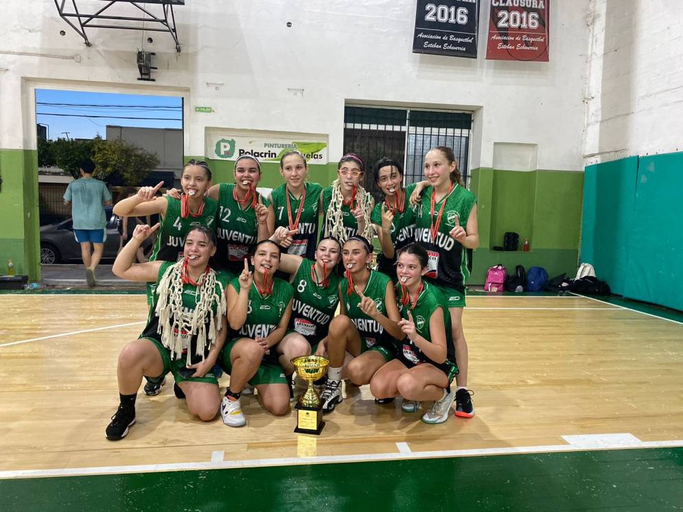 Medallas, la copa y las redes en poder del plantel verde.