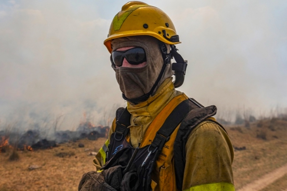 Los bomberos y brigadistas combaten el fuego, a sol y a sombra. 