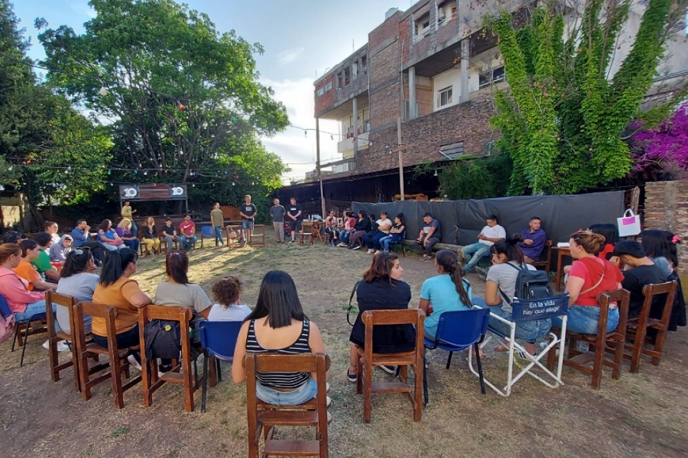 La charla se desarrolló en el patio del Centro Cultural Volveré.