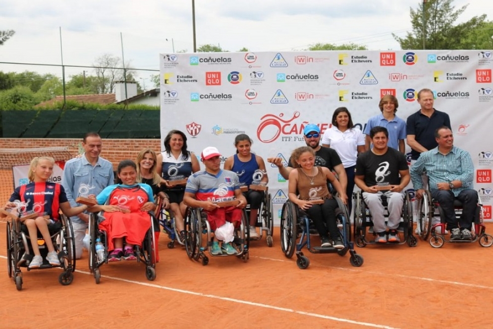 Algunos de los campeones junto a las autoridades. 