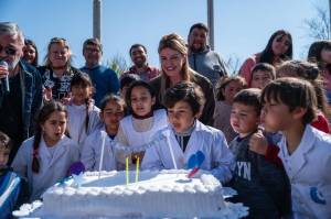 Los estudiantes, por apagar la vela. 