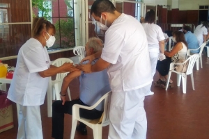 Una persona mayor vacunandose, este jueves 18, en la Escuela Técnica de Cañuelas.