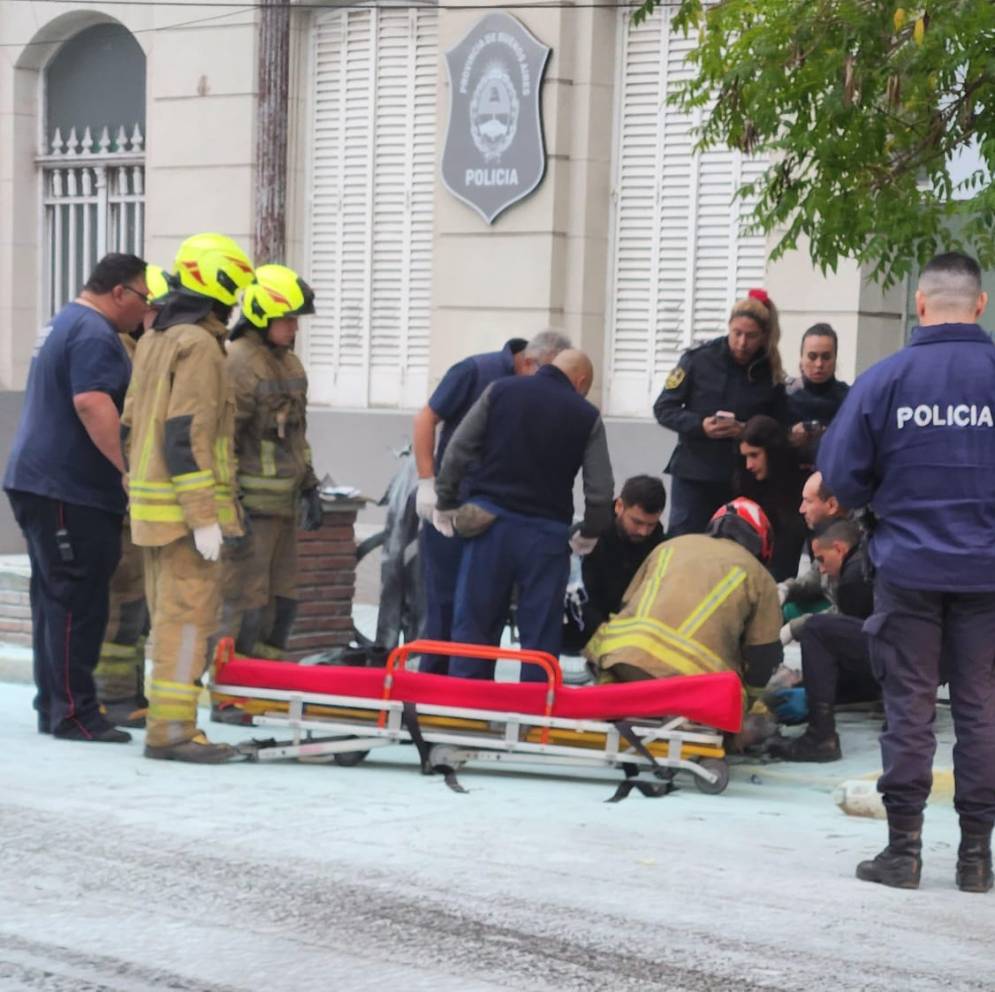 Giagnoni siendo atendido por policías, bomberos y médicos. 