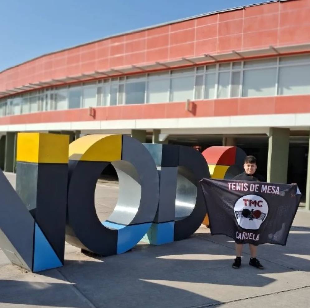 Con la bandera de la escuela cañuelense.