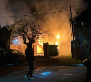 Las llamas destrozaron por completo la casa.