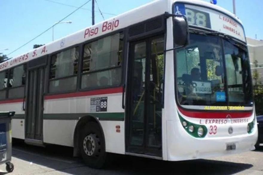 Un chofer de la Línea 88 se negó a llevar a un estudiante por ser menor