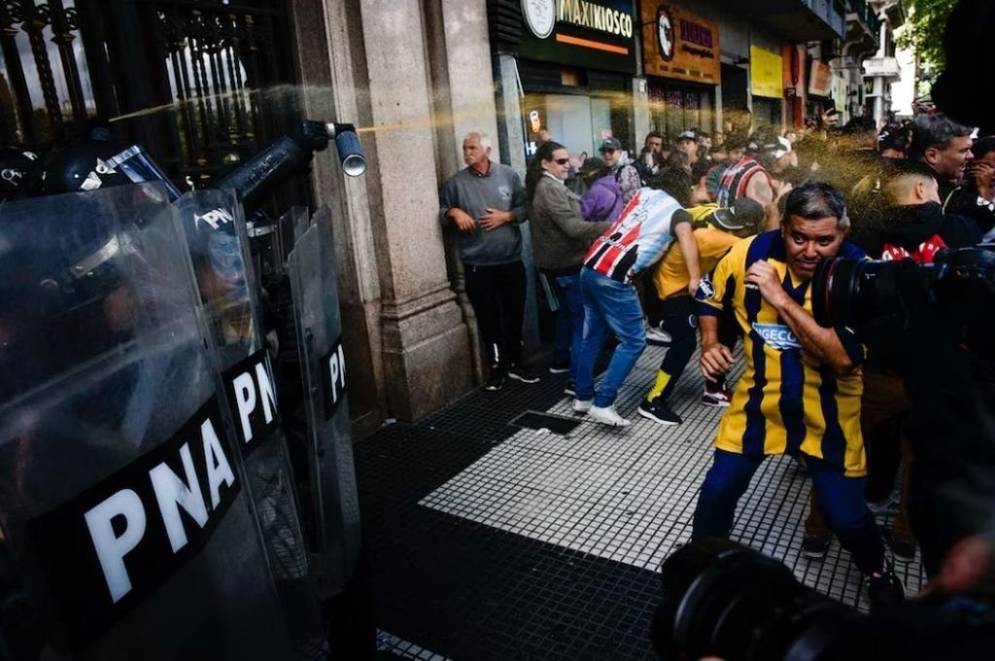 La avanzada de la  policía comenzó con la llegada de hinchas de Chacarita y Rosario Central.