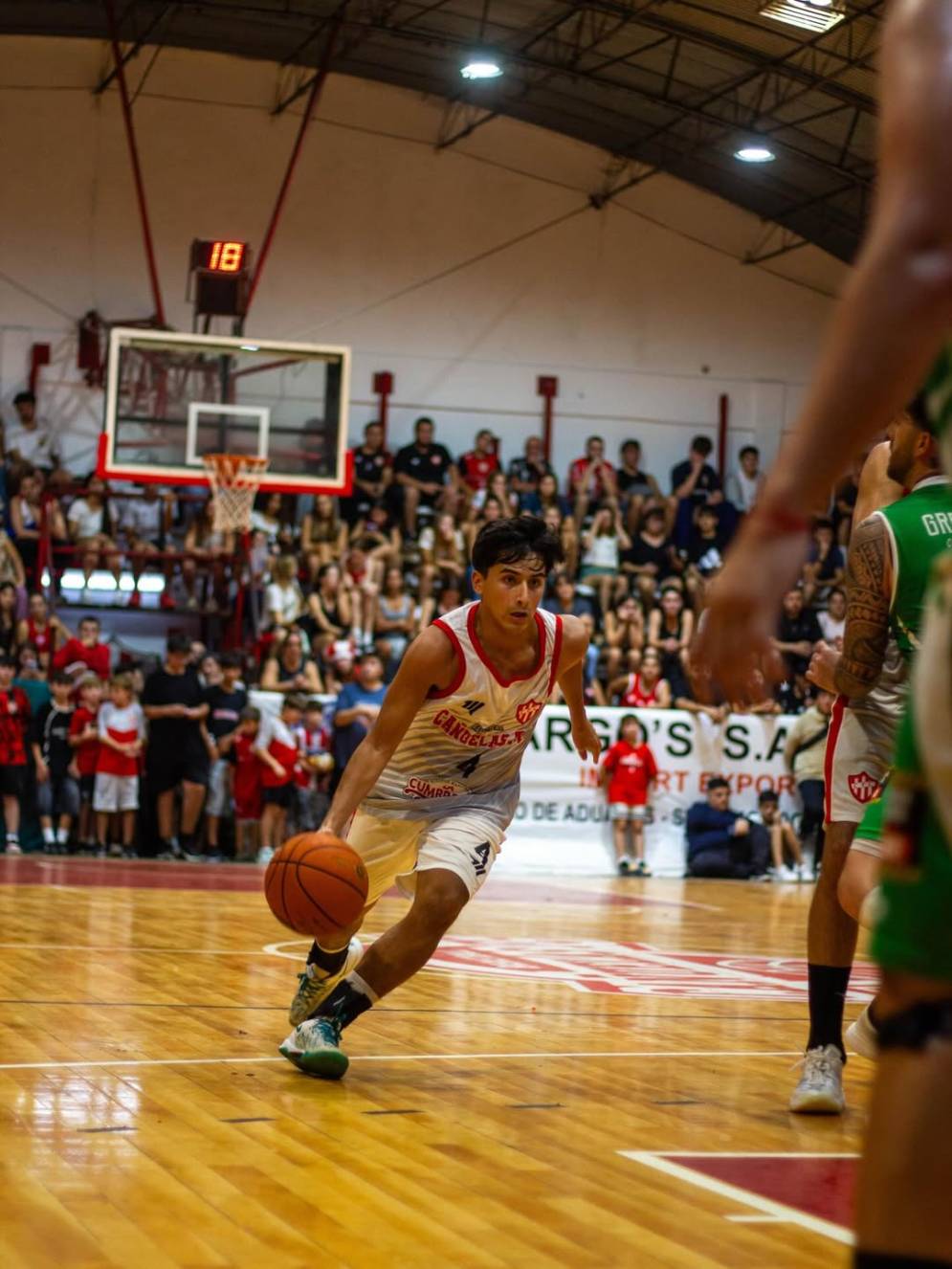 Ponce, el base albirrojo, una de las figuras del derby. Ph: redes basquet CFC.