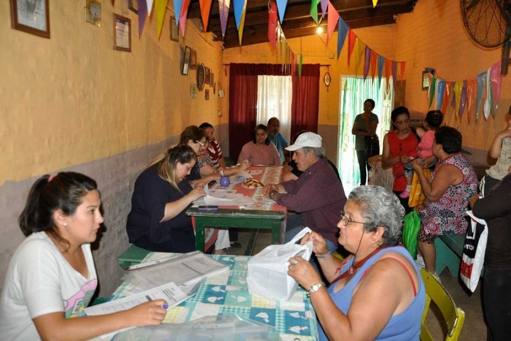 El personal de la oficina de la Dirección de Tierras atiende a los vecinos. 