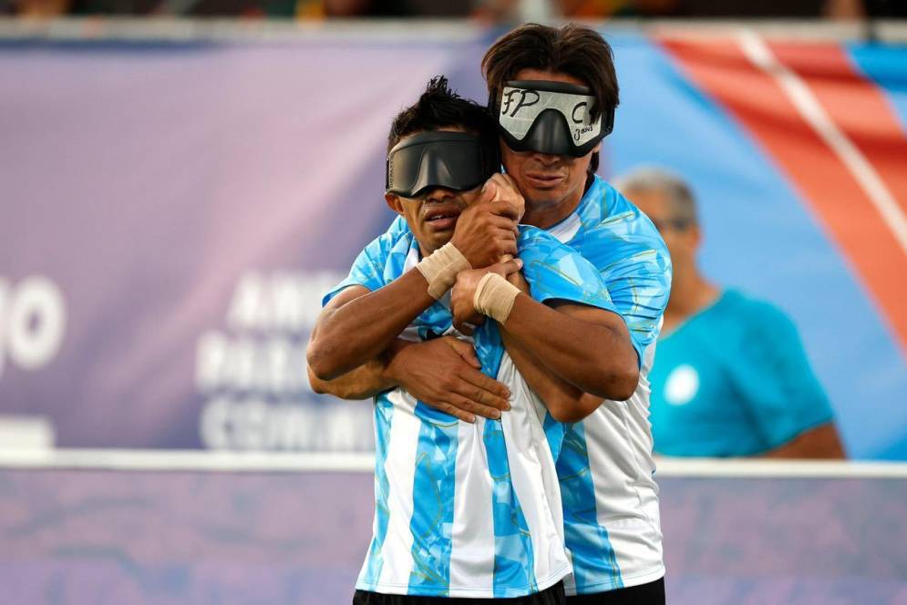 Junior abrazado por un compañero. Se jugó esta tarde, a estadio lleno.