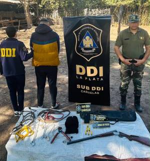 Los elementos y animales incautados comprometen al detenido.