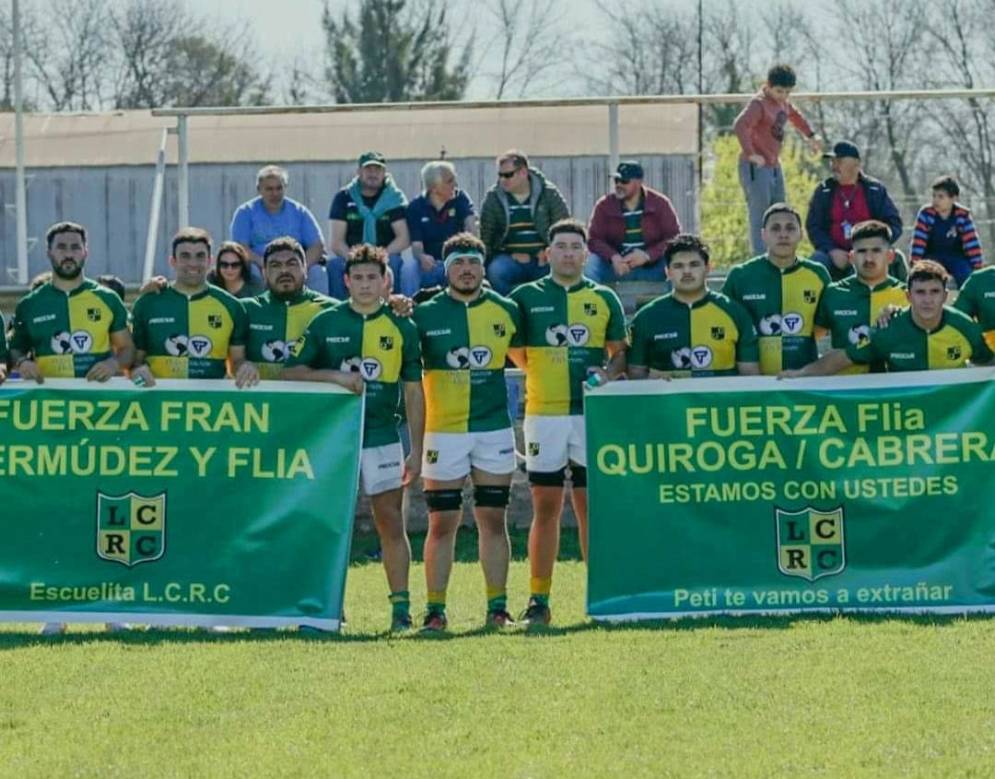 La Primera, apoyando emocionalmente a dos familias del club, en la previa del cruce con Los Pinos. (FOTO: Las Cañas).