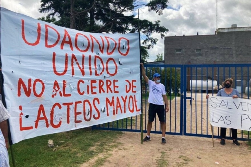 Reclamo en la entrada de la empresa.