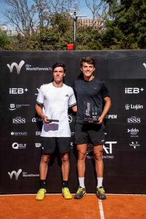 Ratti, de blanco, se midi&oacute; en la final ante Carlos Z&aacute;rate. (Foto: Argentina Open)
