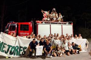 El plantel festejó en autobomba.