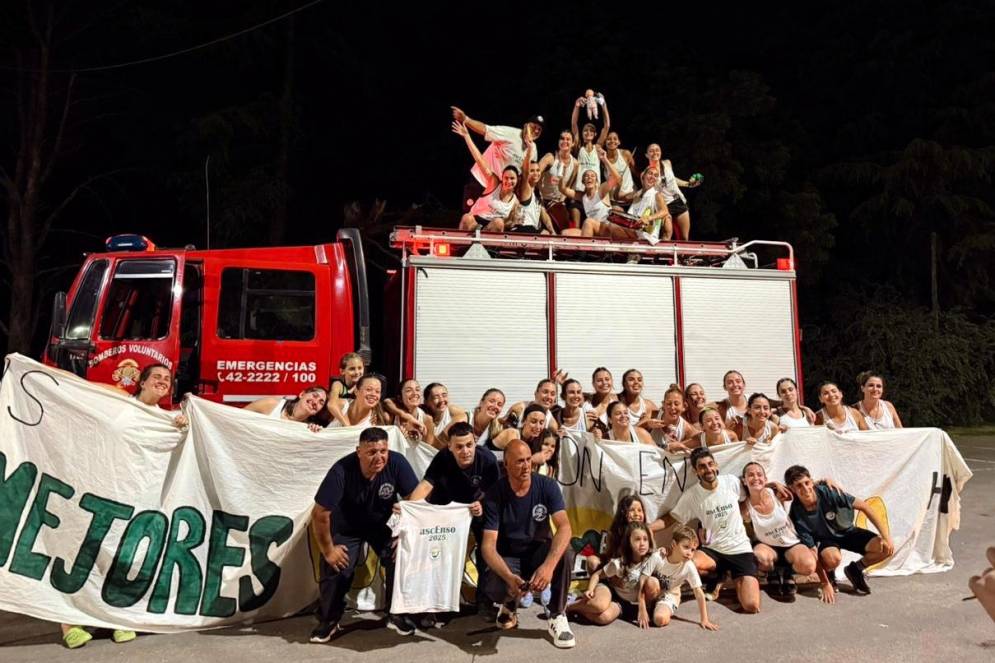 El plantel festejó en autobomba.