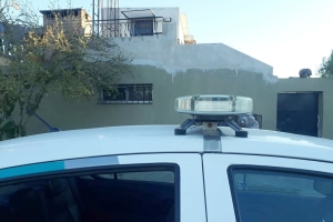 El patrulllero en la puerta del domicilio donde asesinaron a la mujer de 45 años. (FOTO: Salta La Térmica).