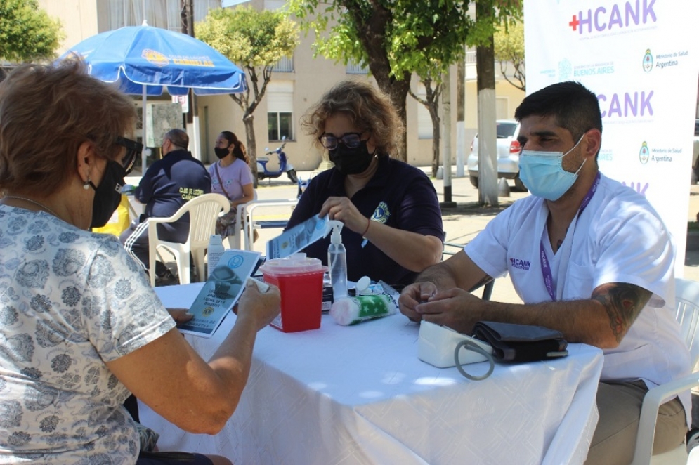 Durante la mañana del sábado, en la Plaza San Martín, se hicieron controles gratuitos de glucemia y presión arterial.