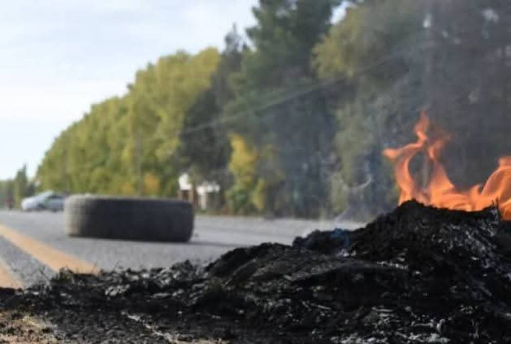 Cortaron el sábado por la noche y durante el domingo en la zona de ruta 205 y las vías.