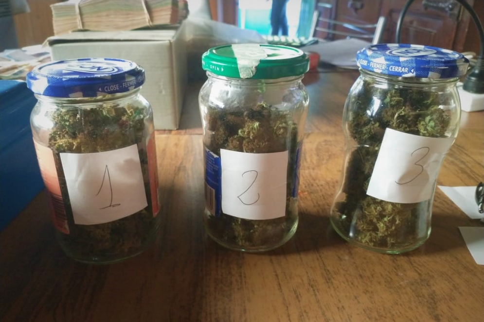 Los tres frascos con los 44 gramos de marihuana dentro.