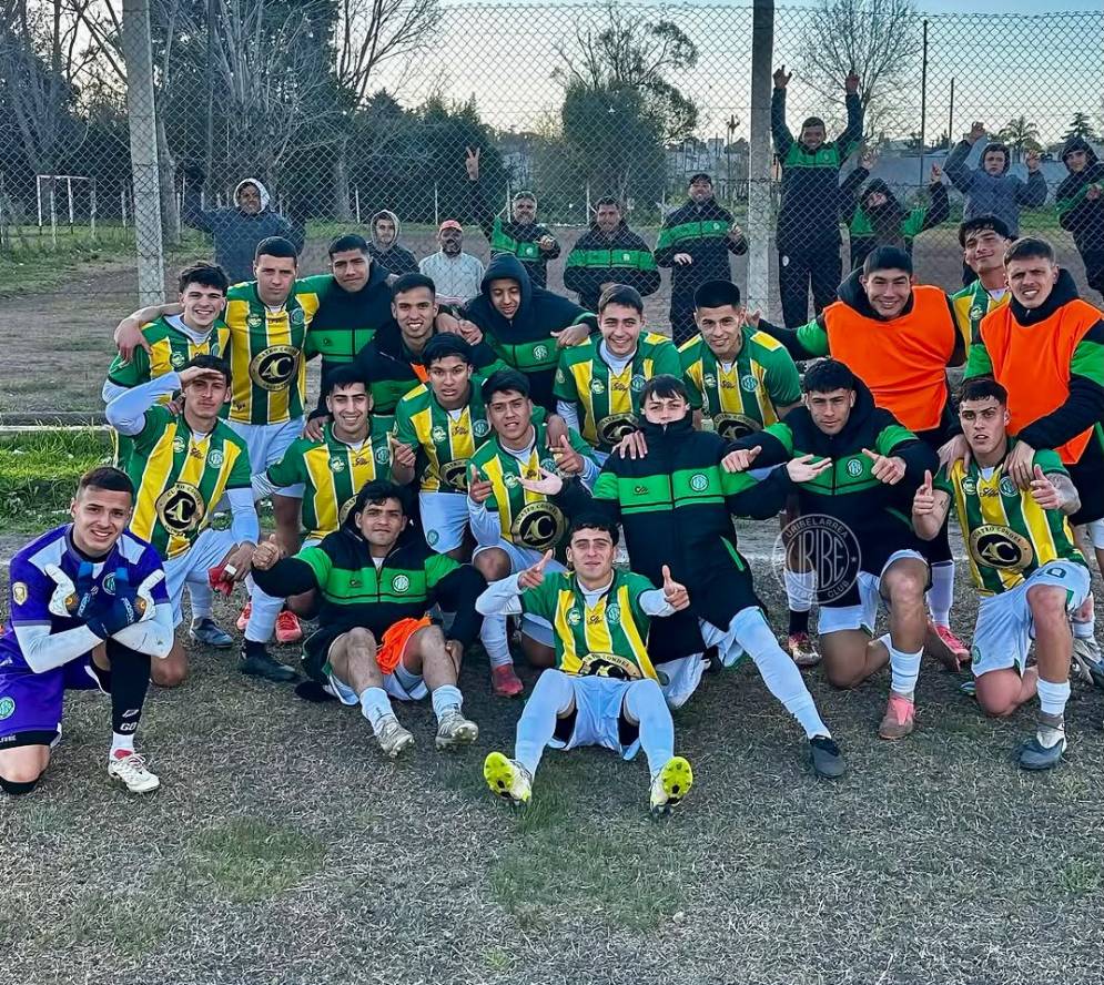 "El Furg&oacute;n", festejando la clasificaci&oacute;n en Los Hornos. (FOTO: Instagram @uribelarrea.fc.ok).